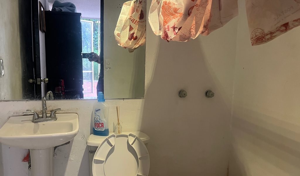 Habitación independiente de la casa - Calle de Pizarras, Jardínes del Pedregal | Roomgo - Image 3