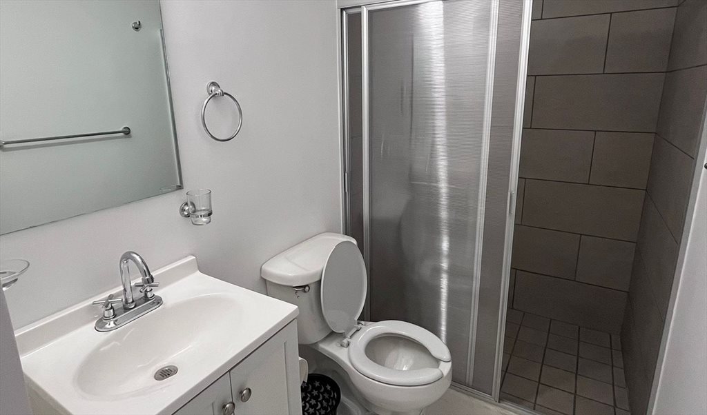 Habitación en Renta para Profesionistas Totalmente nueva - Calle Río Tepalcatepec, Colinas De Las Aguilas | Roomgo - Image 3