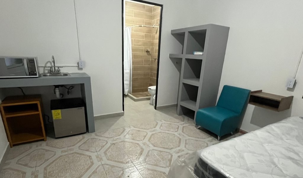 Renta cuarto equipado con baño privado en el centro de Queretaro! - Avenida 21 de Marzo, San Francisquito | Roomgo - Image 2
