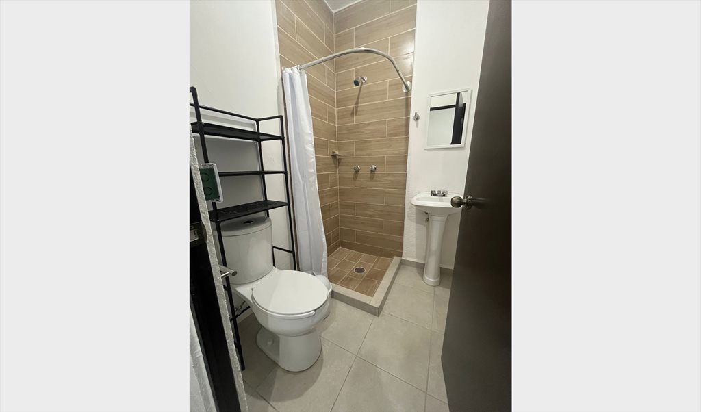 Renta cuarto equipado con baño privado en el centro de Queretaro! - Avenida 21 de Marzo, San Francisquito | Roomgo - Image 4