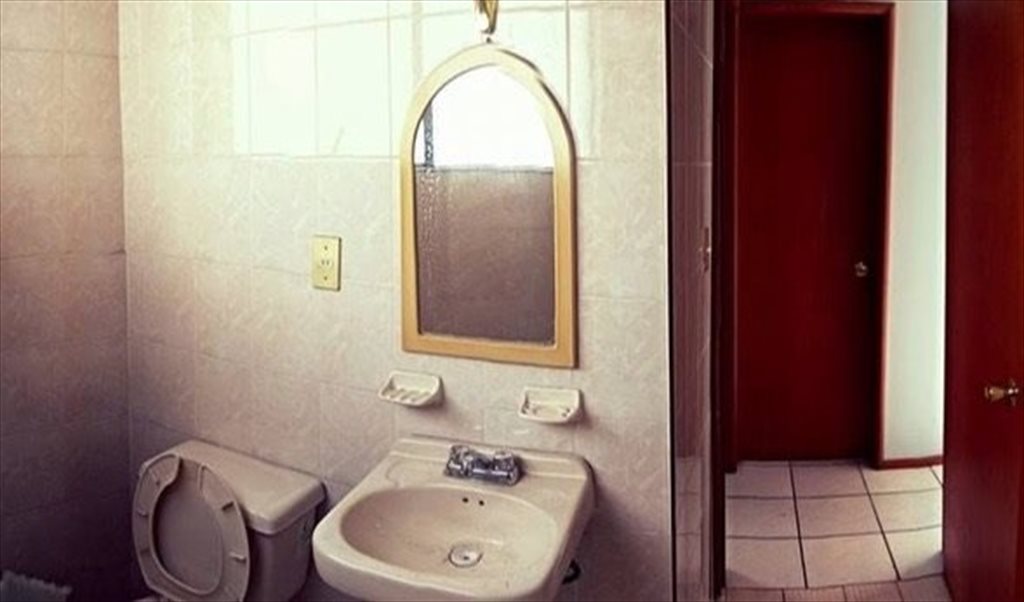 CUARTO EN RENTA EN DEPARTAMENTO DE - 2 RECÁMARAS - AMUEBLADO & SERVICIOS INCLUIDOS - Calle Francisco de Ayza, San Juan de Dios | Roomgo - Image 4