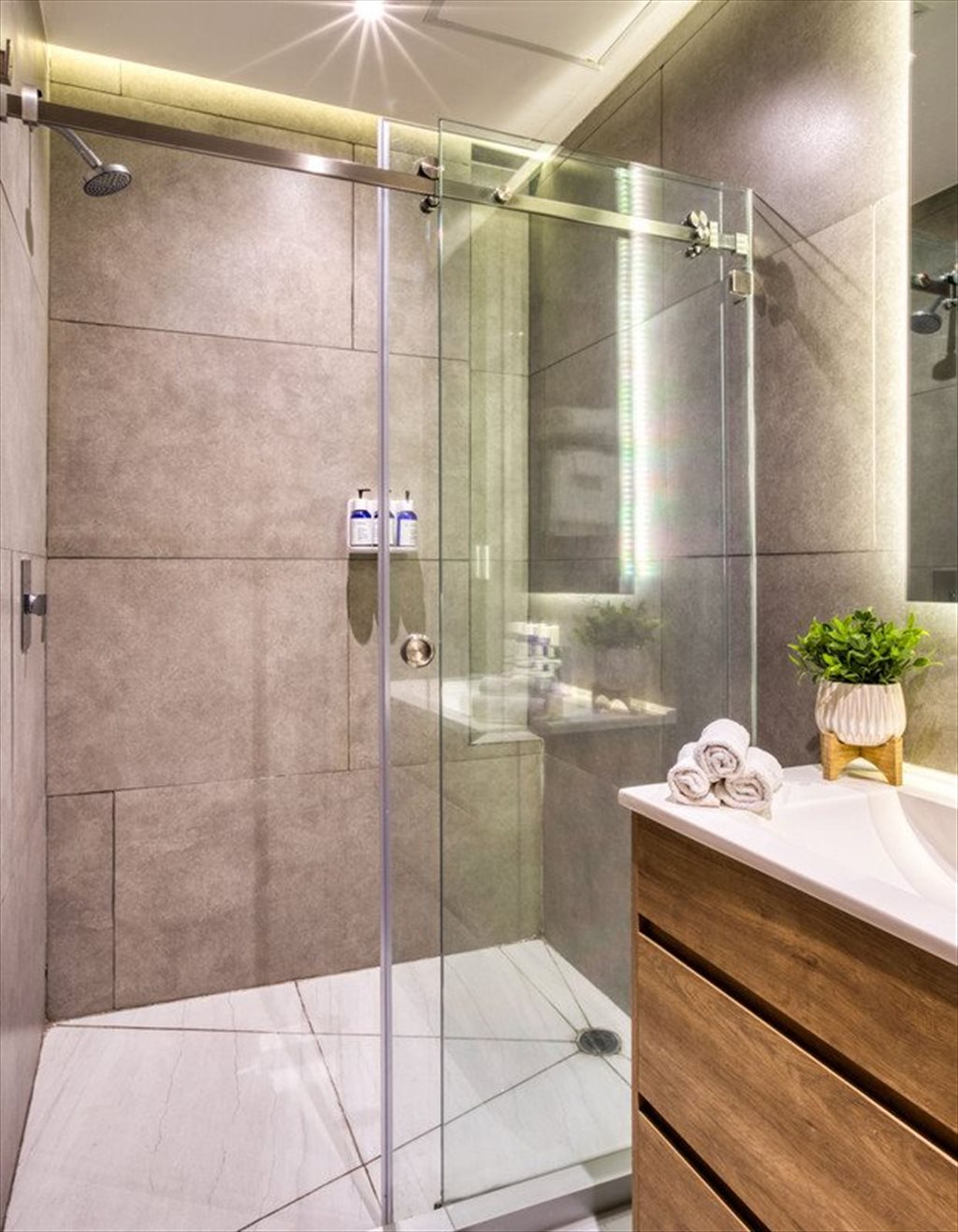 Mexico City - 1BR Queen - Avenida Insurgentes Sur, Roma Norte | Roomgo - Image 3