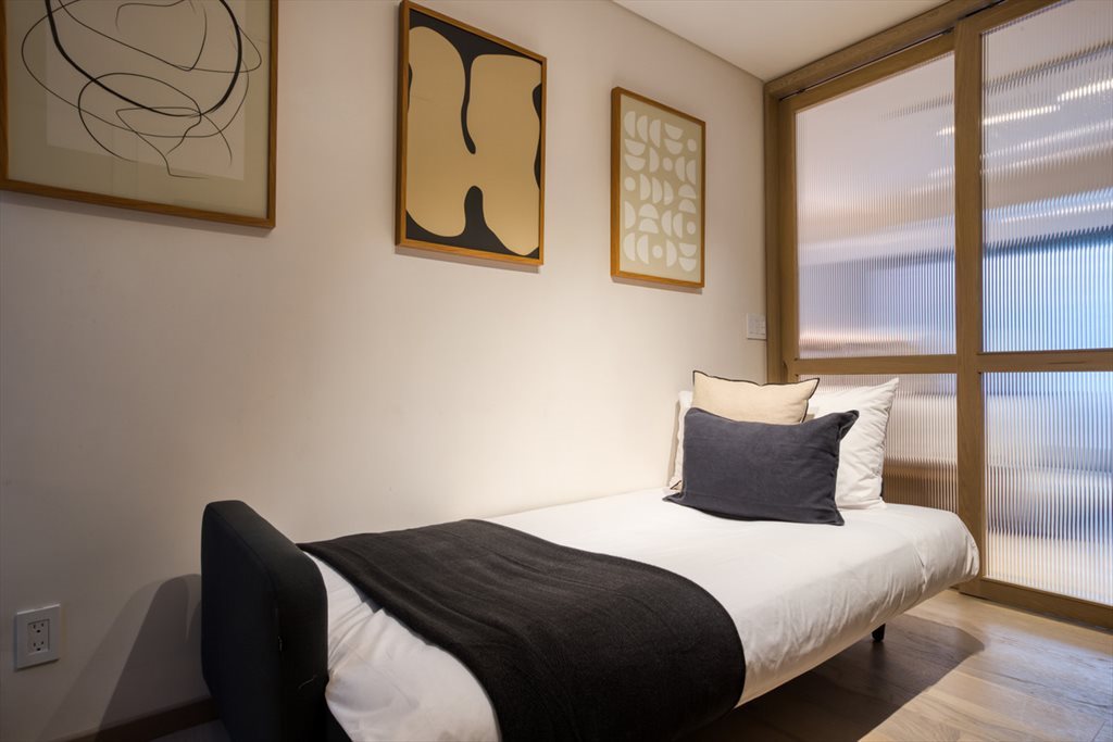 Poe - Poetry - Calle Edgar Allan Poe, Polanco | Roomgo - Image 3