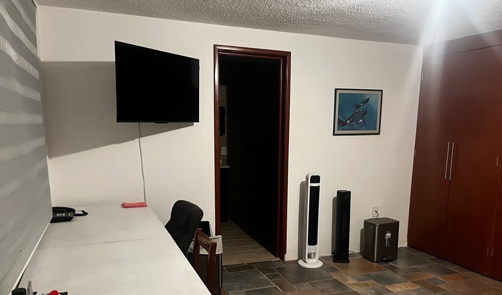 Amplia Recamara con Baño privado y acceso independiente - Calle Venecia, Valle Dorado | Roomgo - Image 2