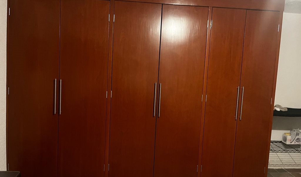 Amplia Recamara con Baño privado y acceso independiente - Calle Venecia, Valle Dorado | Roomgo - Image 3