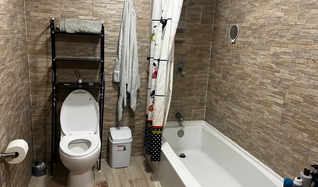 Amplia Recamara con Baño privado y acceso independiente - Calle Venecia, Valle Dorado | Roomgo - Image 4