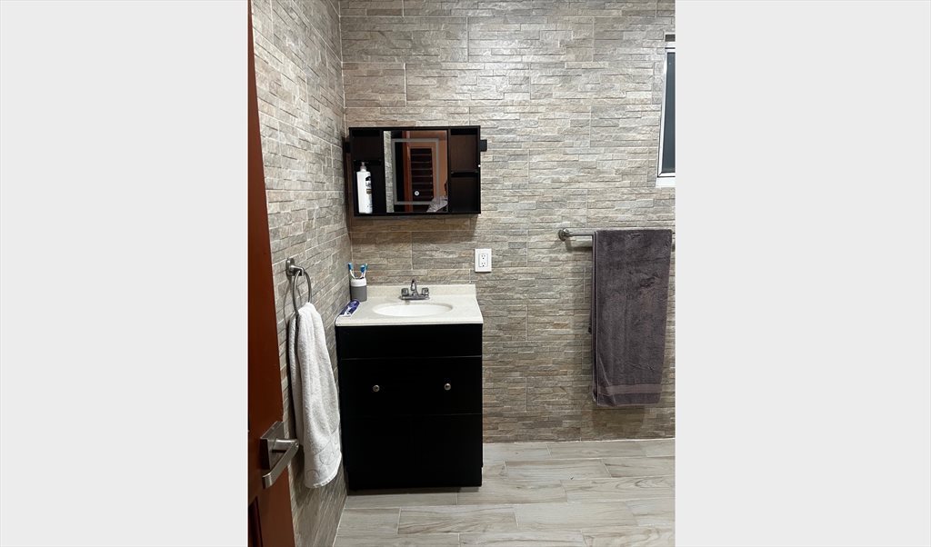 Amplia Recamara con Baño privado y acceso independiente - Calle Venecia, Valle Dorado | Roomgo - Image 5