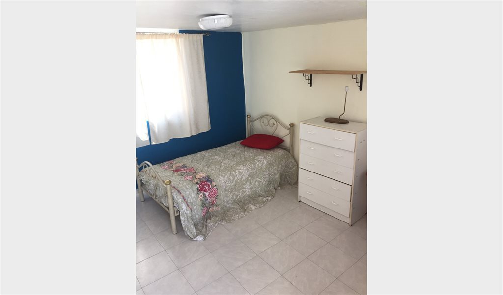 Habitación a dama sola - Calle Franz Blom Petersen, Ermita | Roomgo - Image 2