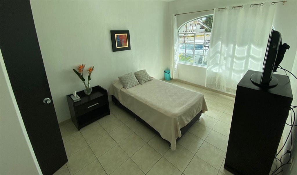 Hermosa habitación con Aire acondicionado - Calle Jardín Real, Jardín Real | Roomgo - Image 3