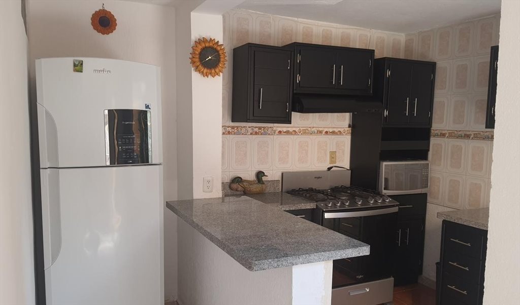 Rento cuarto amueblado - Calle del Fuego, Jardínes del Moral | Roomgo - Image 2