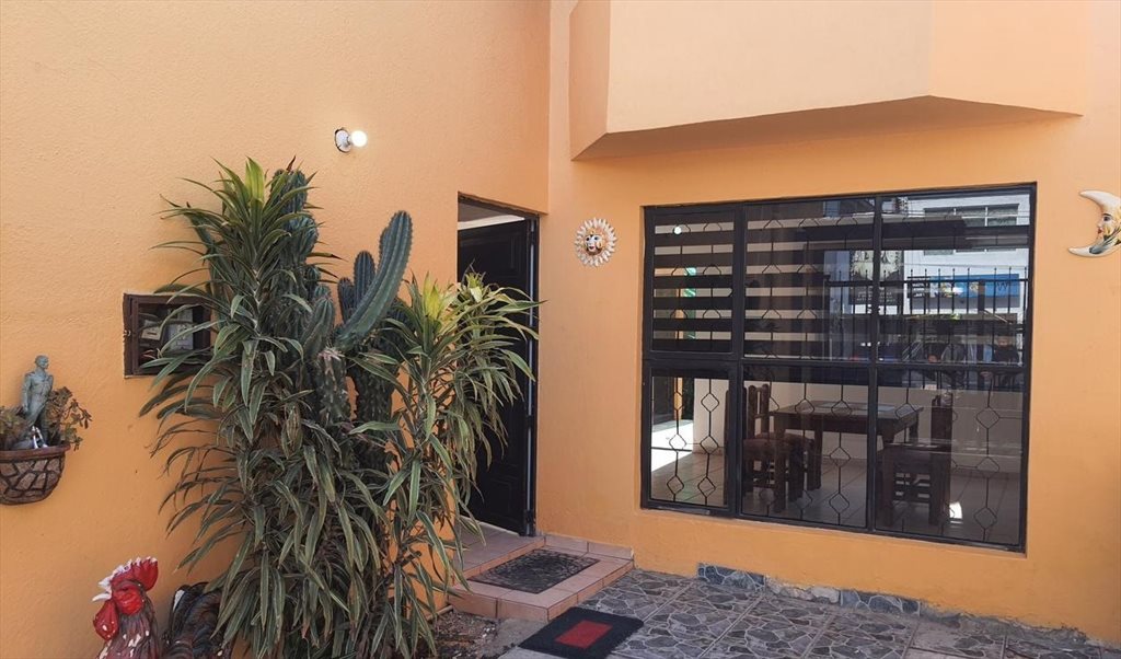 Rento cuarto amueblado - Calle del Fuego, Jardínes del Moral | Roomgo - Image 4