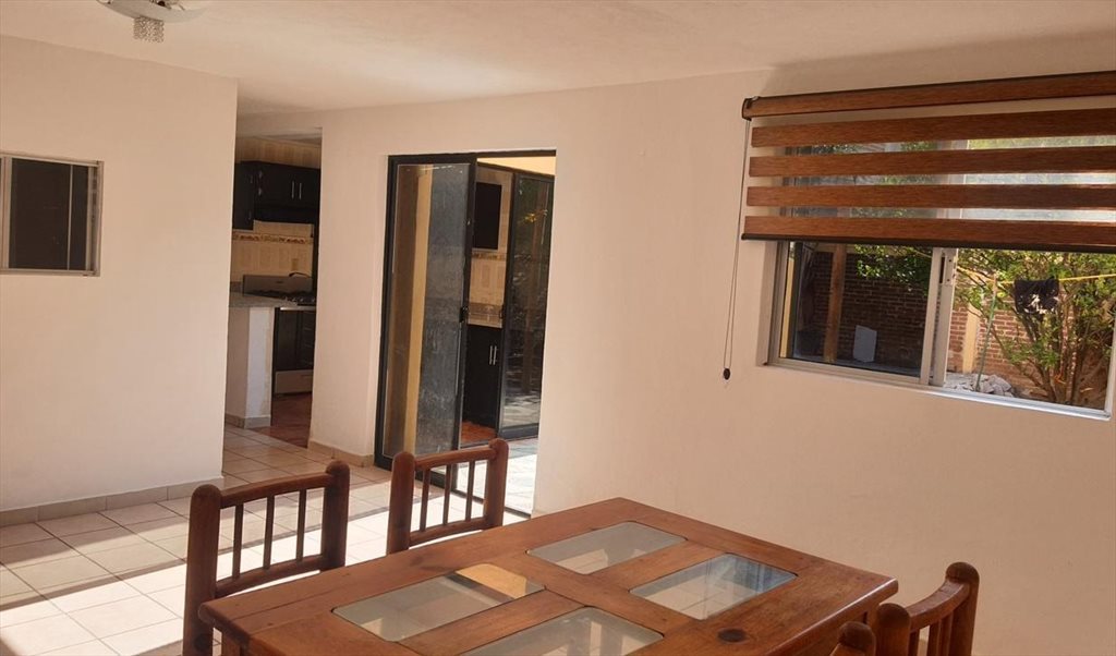 Rento cuarto amueblado - Calle del Fuego, Jardínes del Moral | Roomgo - Image 2