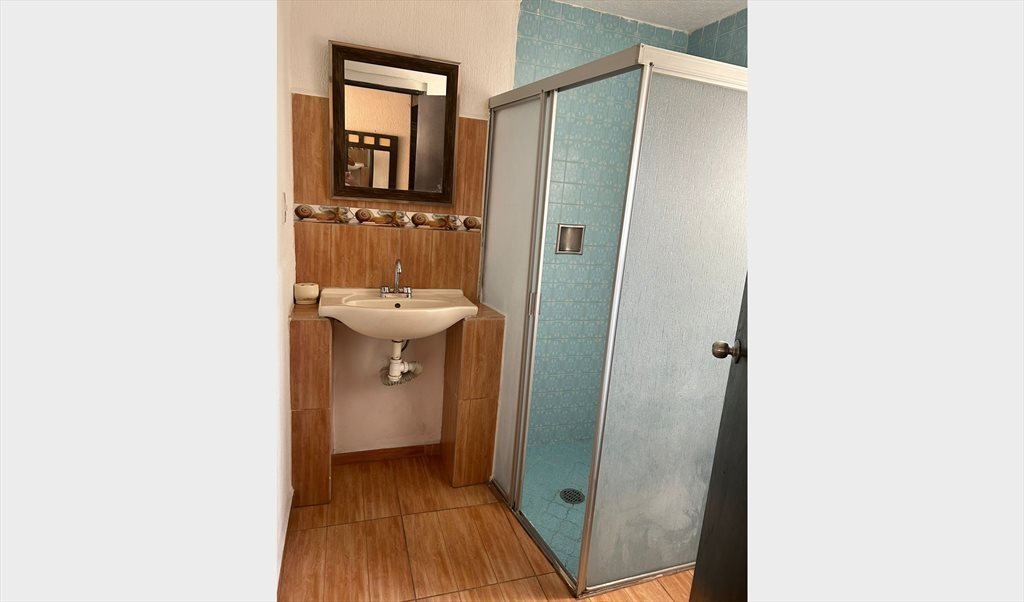 Rento cuarto amueblado - Calle del Fuego, Jardínes del Moral | Roomgo - Image 7