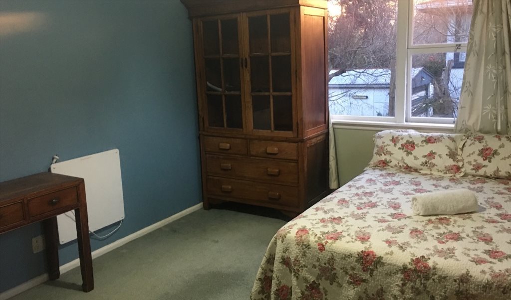 Room to rent in Parkstone Ave, Ilam - Large sunny furnished room - Image 2