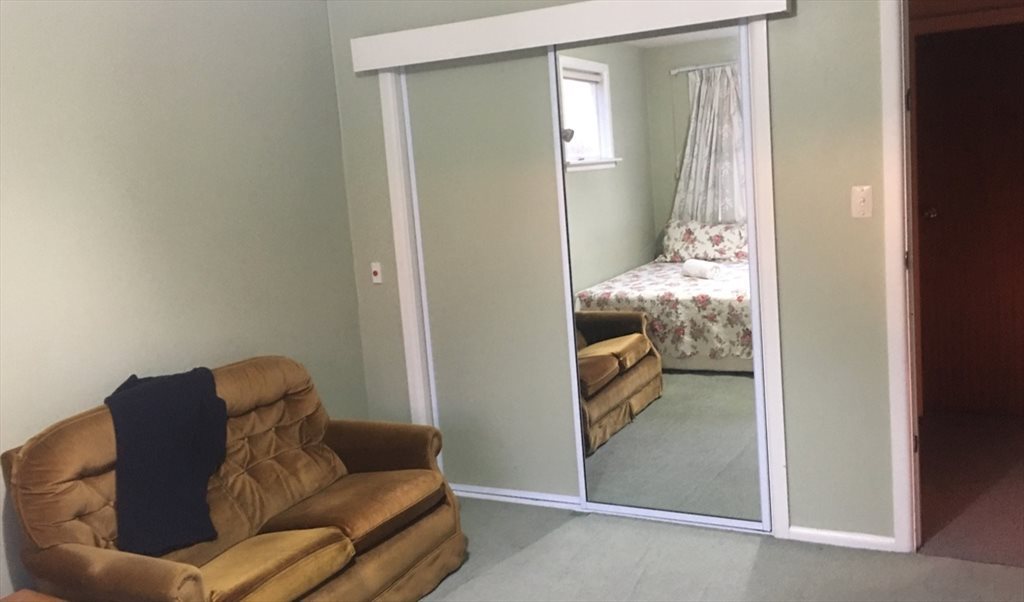 Room to rent in Parkstone Ave, Ilam - Large sunny furnished room - Image 3
