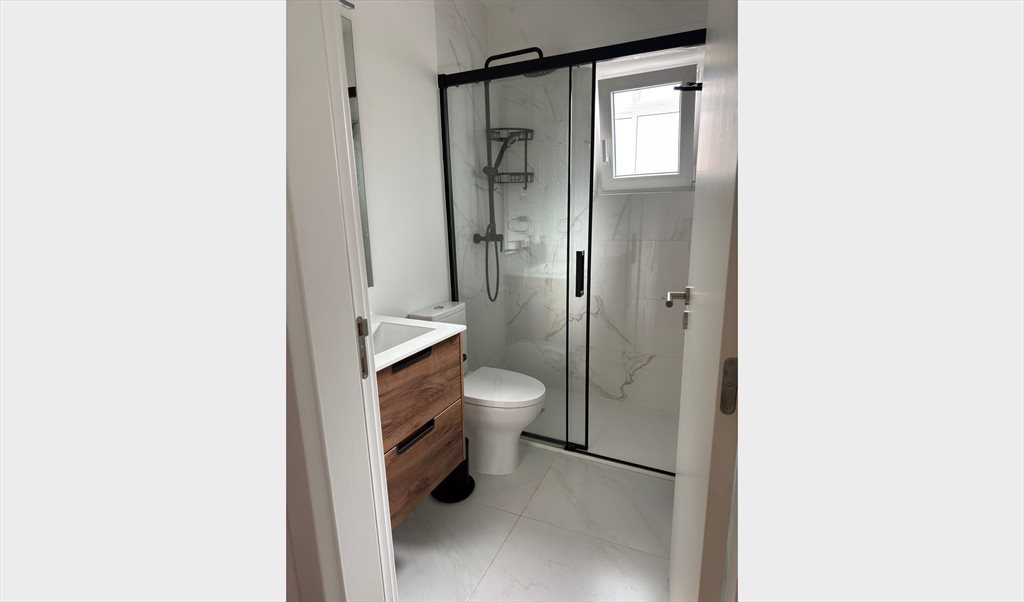 Alugo Quarto em Rua de Santo António de Lisboa, Encosta do Sol - Arrendo quarto em T2 moderno e renovado | Roomgo - Image 3