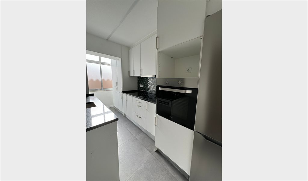 Alugo Quarto em Rua de Santo António de Lisboa, Encosta do Sol - Arrendo quarto em T2 moderno e renovado | Roomgo - Image 5