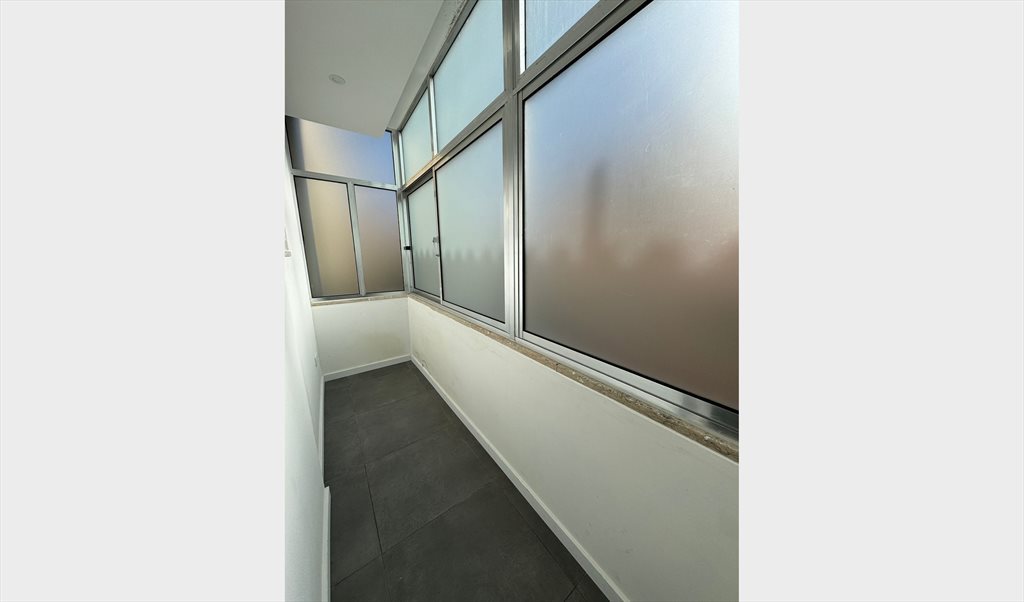 Alugo Quarto em Rua de Santo António de Lisboa, Encosta do Sol - Arrendo quarto em T2 moderno e renovado | Roomgo - Image 6