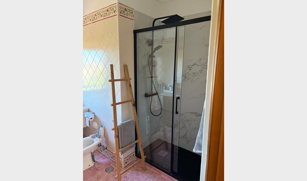 Alugo Quarto em Estrada do Parque, Algueirão-Mem Martins - Quarto com muita luz natural disponível para arrendar | Roomgo - Image 4