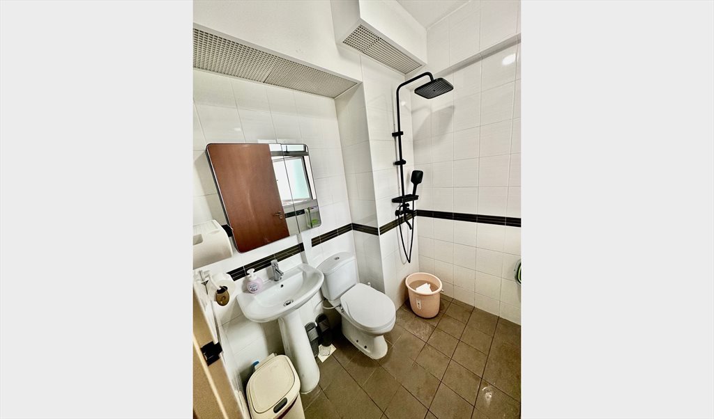 Room for rent in Sengkang West Way, Sengkang - SengKang Shared room $600 for 2 or Rent 1k whole room - Image 4