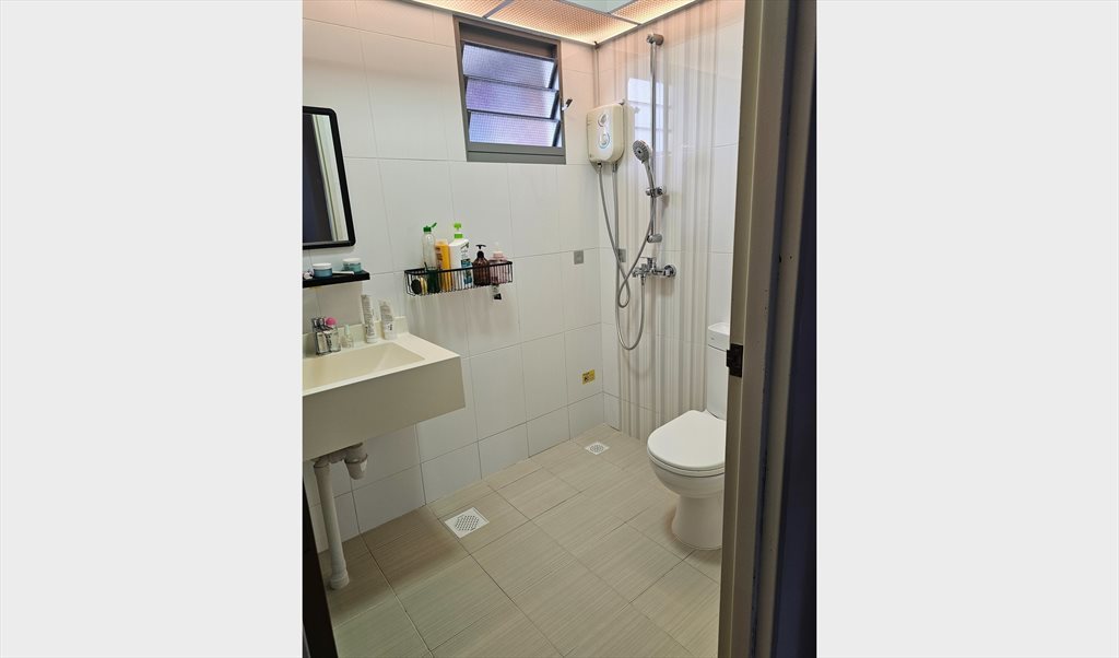 Room for rent in Margaret Dr, Queenstown - Looking for 1 female tenant/ Master bedroom / include electricity, Internet,  Aircon/Can cook/ Near  - Image 4