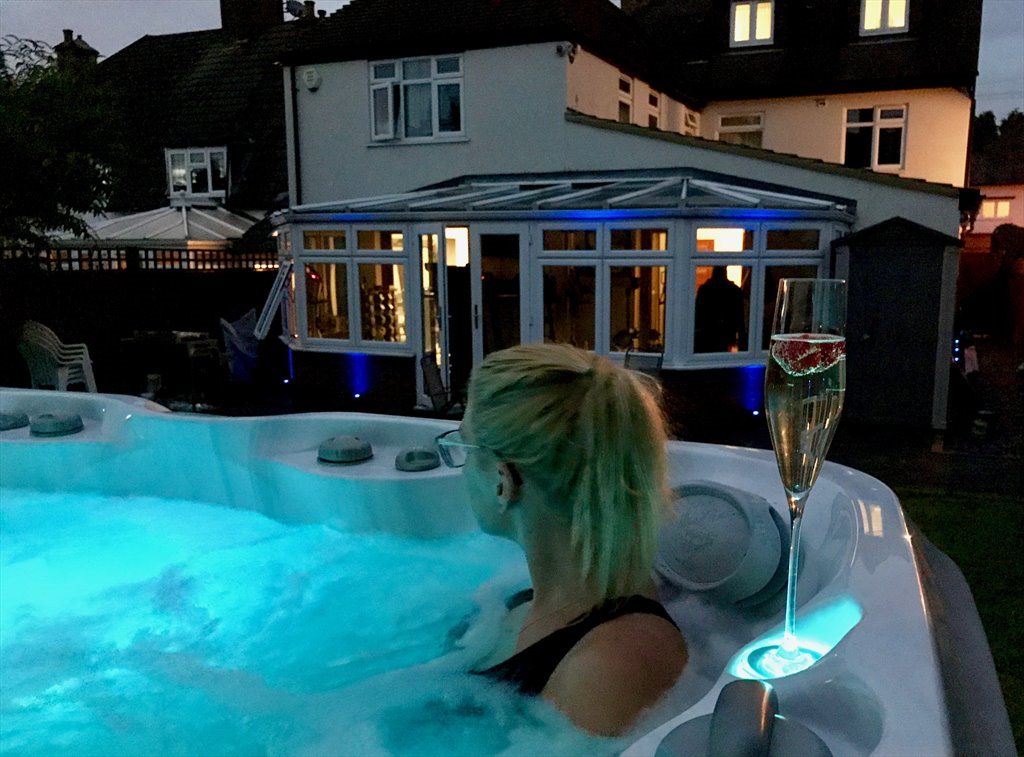 Room to rent in Hillside Road, Bushey North - Bushey: luxury house, double room. Plus home gym & hot tub! - Image 4