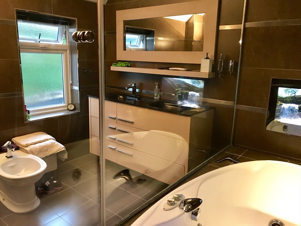 Room to rent in Hillside Road, Bushey North - Bushey: luxury house, double room. Plus home gym & hot tub! - Image 7