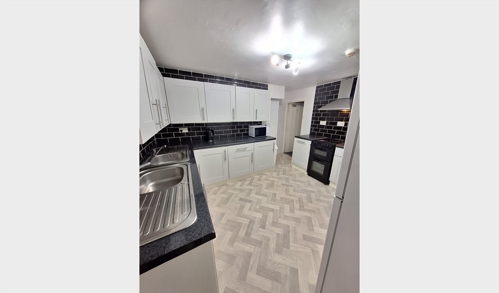 Room to rent in Crookesmoor Road, Broomhill & Sharrow Vale - Large Student Property in Crookesmoor - Image 2