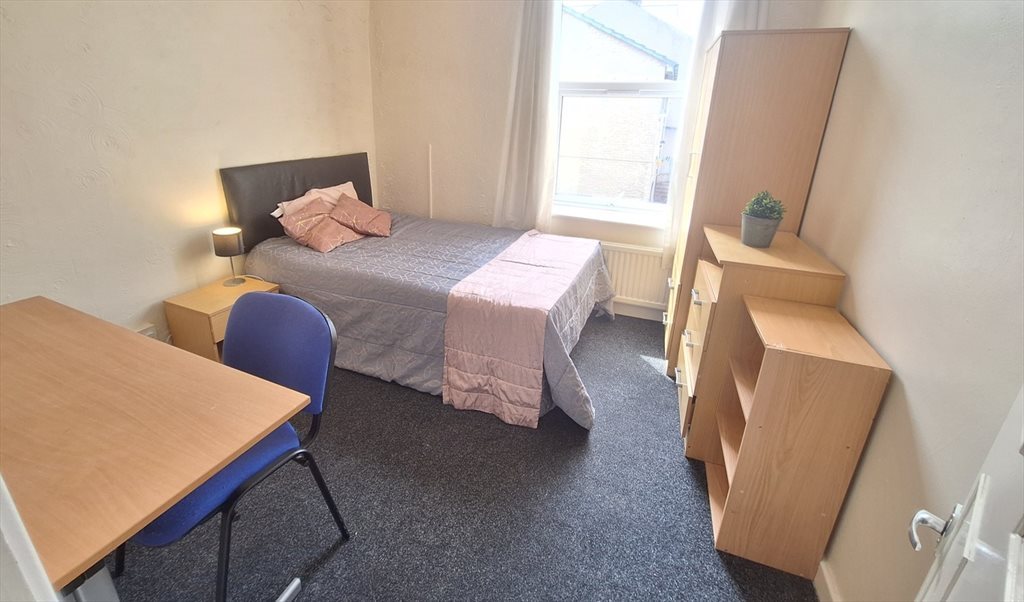 Room to rent in Crookesmoor Road, Broomhill & Sharrow Vale - Large Student Property in Crookesmoor - Image 7