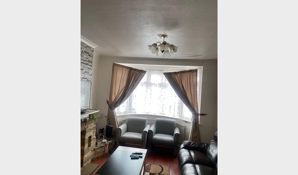 Room to rent in Westmoor Road, Enfield - Rooms to rent in a shared 4 bedroom house - Image 3