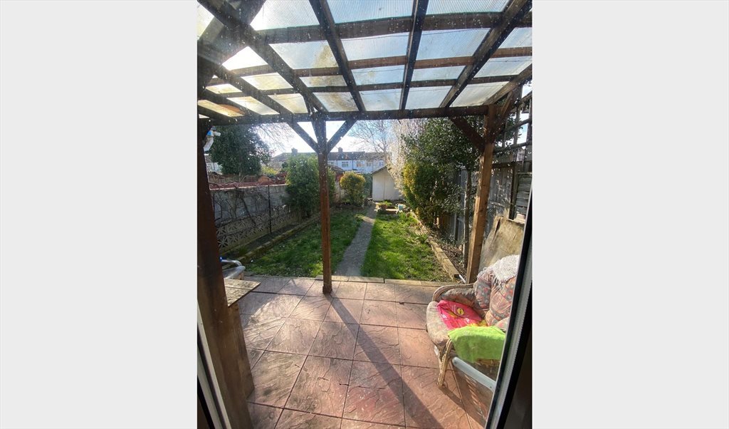 Room to rent in Westmoor Road, Enfield - Rooms to rent in a shared 4 bedroom house - Image 4