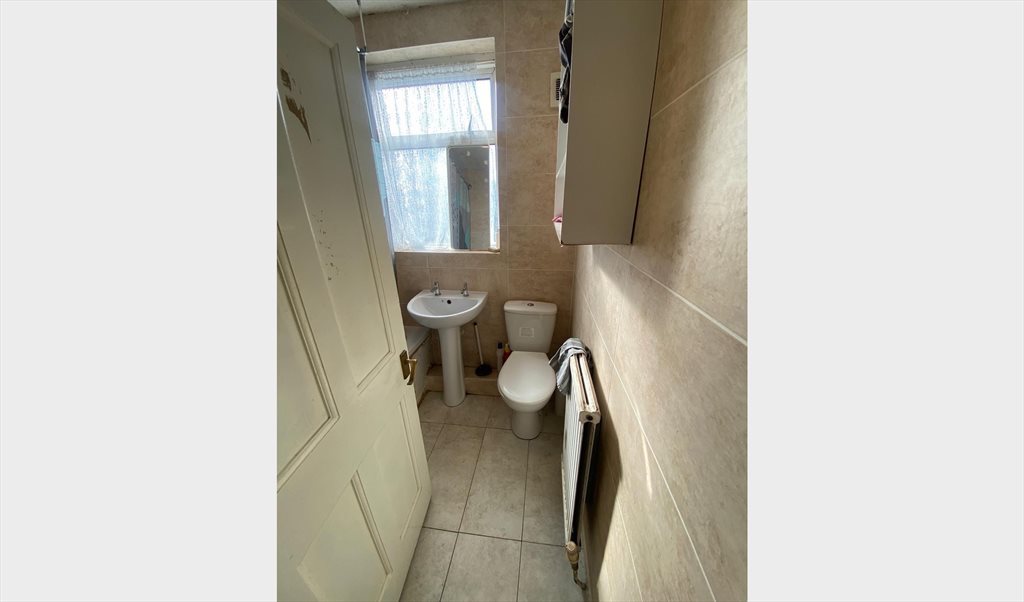 Room to rent in Westmoor Road, Enfield - Rooms to rent in a shared 4 bedroom house - Image 6