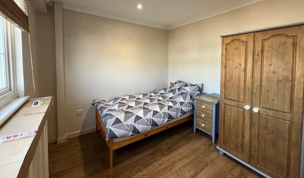 Room to rent in Stellman Close, Hackney - A bright and spacious bedroom situated in a good location in London, E5. - Image 4