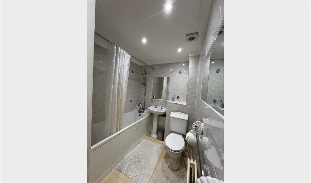 Room to rent in Stellman Close, Hackney - A bright and spacious bedroom situated in a good location in London, E5. - Image 8