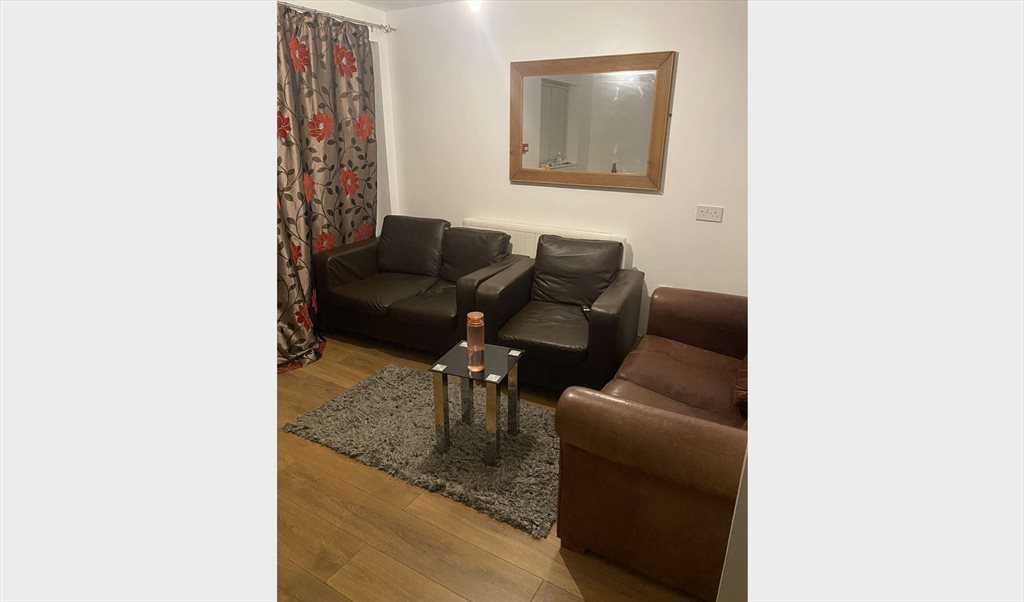 Room to rent in Howard Road, Kingston upon Thames - 45 howard road, 1 room available - Image 2