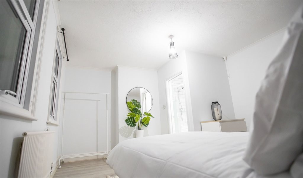 Room to rent in Essex Street, Katesgrove - Extra Large Modern Room (Ensuite) - Image 2