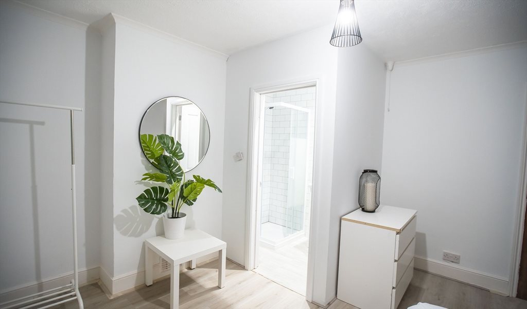 Room to rent in Essex Street, Katesgrove - Extra Large Modern Room (Ensuite) - Image 3