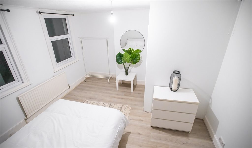 Room to rent in Essex Street, Katesgrove - Extra Large Modern Room (Ensuite) - Image 4