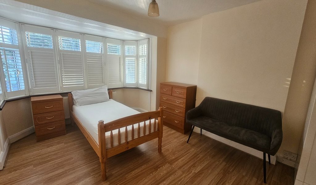 Room to rent in Gainsborough Road, Kingston upon Thames - Double Room to Rent in New Malden - Available Now - Image 2