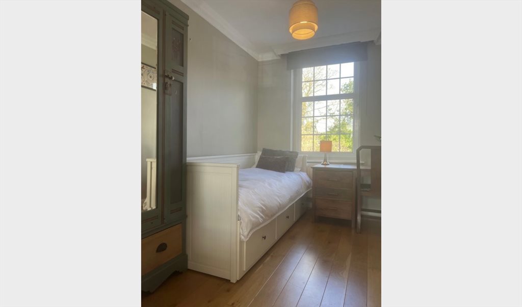 Room to rent in Victoria Street, Englefield Green - Room available in Townhouse, Englefield Green - Image 2