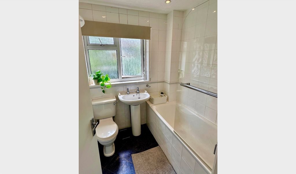 Room to rent in Apeldoorn Drive, Sutton -  Bright Double Room with Private Study – Quiet Home Beside Nature Reserve (Wallington SM6) - Image 6