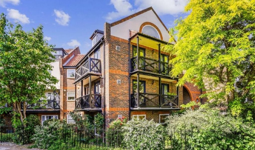 Room to rent in Mill Plat, Hounslow - Light double bedroom with own bathroom etc - - Image 2