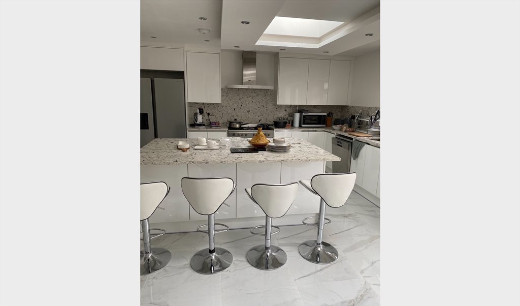 Room to rent in Nutter Lane, Redbridge - Beautiful house in wanstead walking distance from station - Image 3