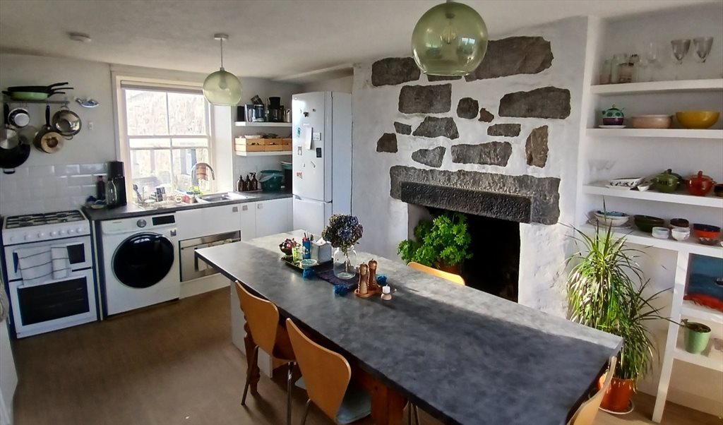 Room to rent in Pilot Square, George St/Harbour - Room available to rent in houseshare beside the sea - Image 6