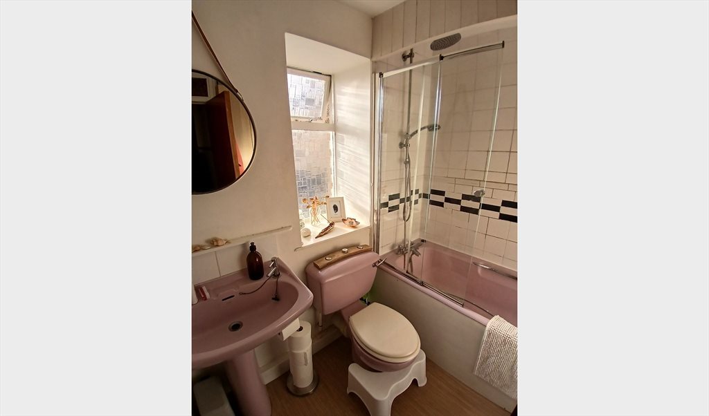 Room to rent in Pilot Square, George St/Harbour - Room available to rent in houseshare beside the sea - Image 8