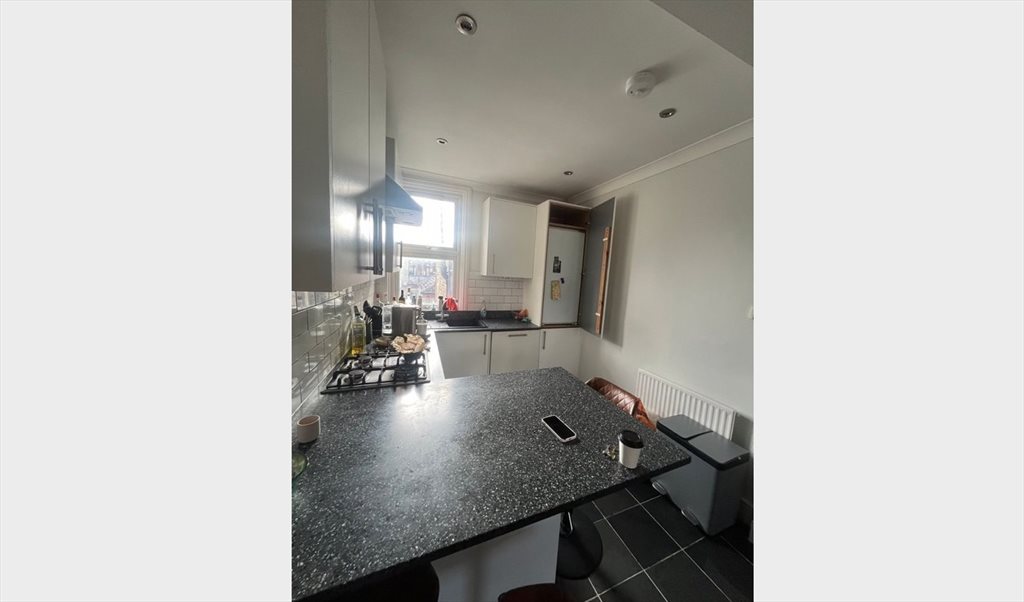 Room to rent in Bective Place, Wandsworth - Cosy room in Putney! - Image 2