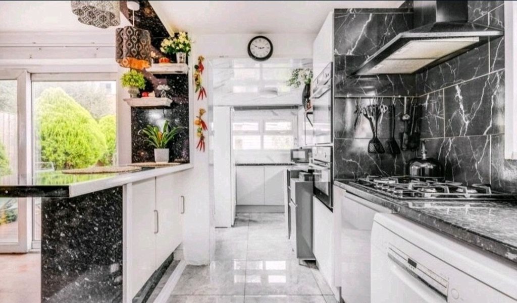 Room to rent in Amberley Grove, Croydon - Double room available in clean friendly house - Image 4