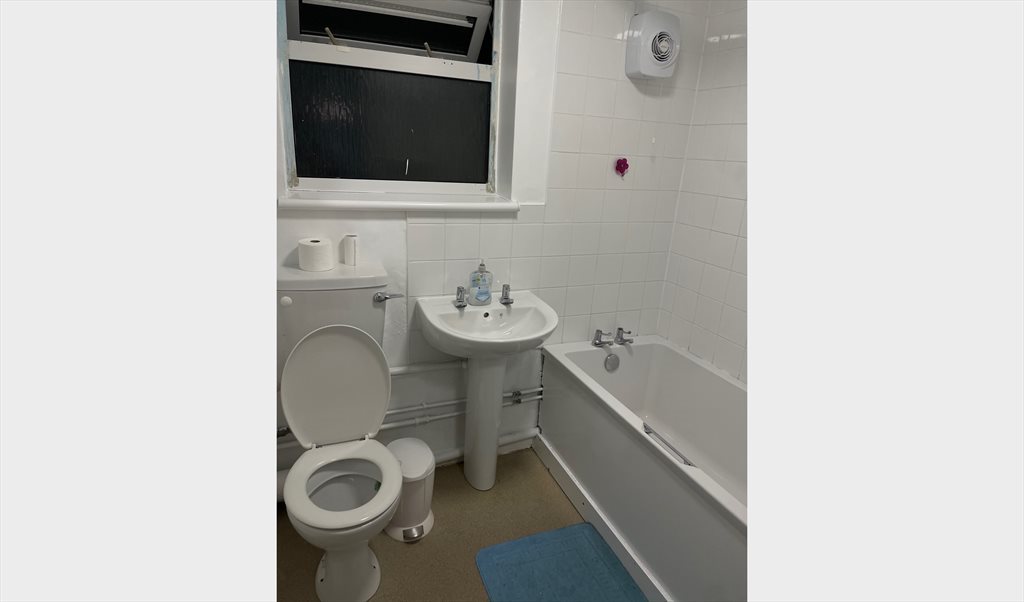 Room to rent in Olympic Close, Northwell - Bright & Cozy Room in a Peaceful Flat - Image 2