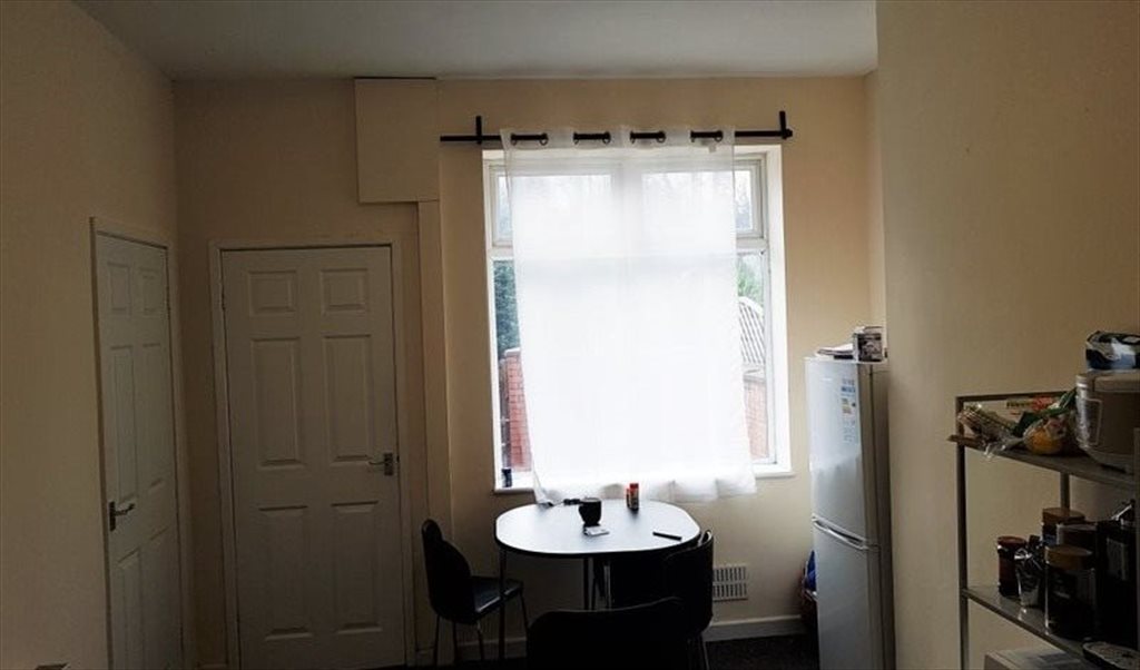 Room to rent in Nasmyth Street, Cheetham - Double & Single Room near City Centre - Image 4