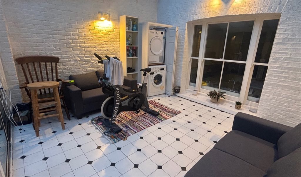 Room to rent in North Side Wandsworth Common, Wandsworth - Two Double bedrooms to rent by wandsworth common - Image 7